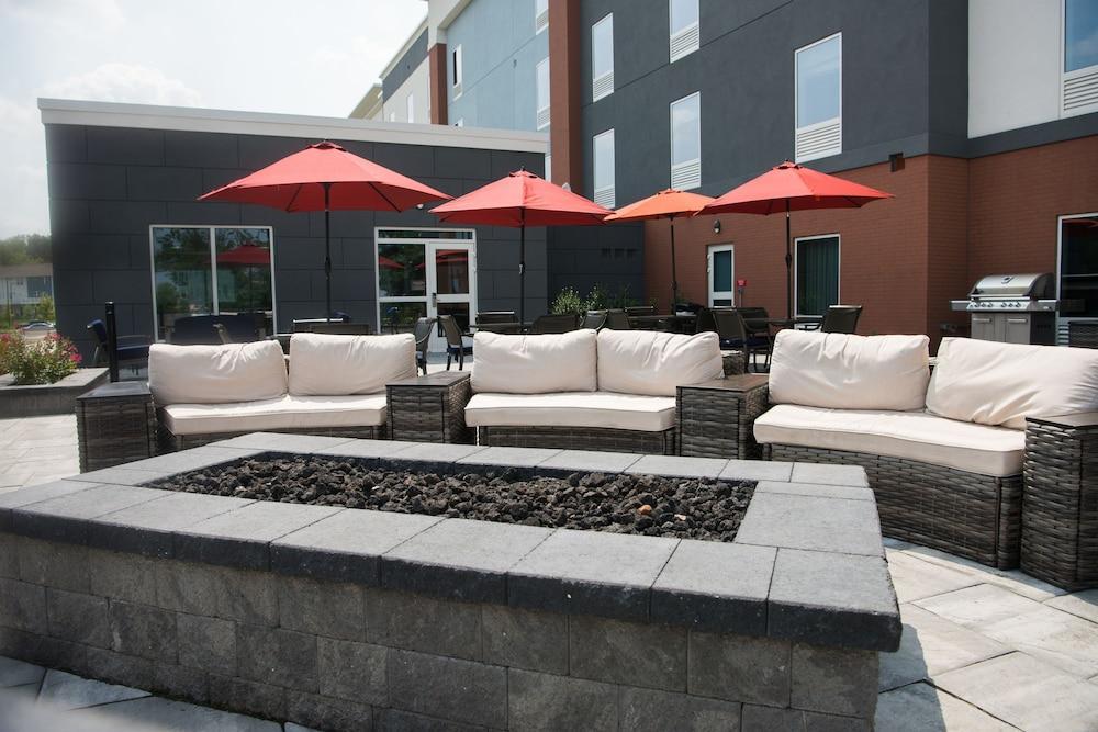 Hampton Inn & Suites Warrington Horsham Exterior photo